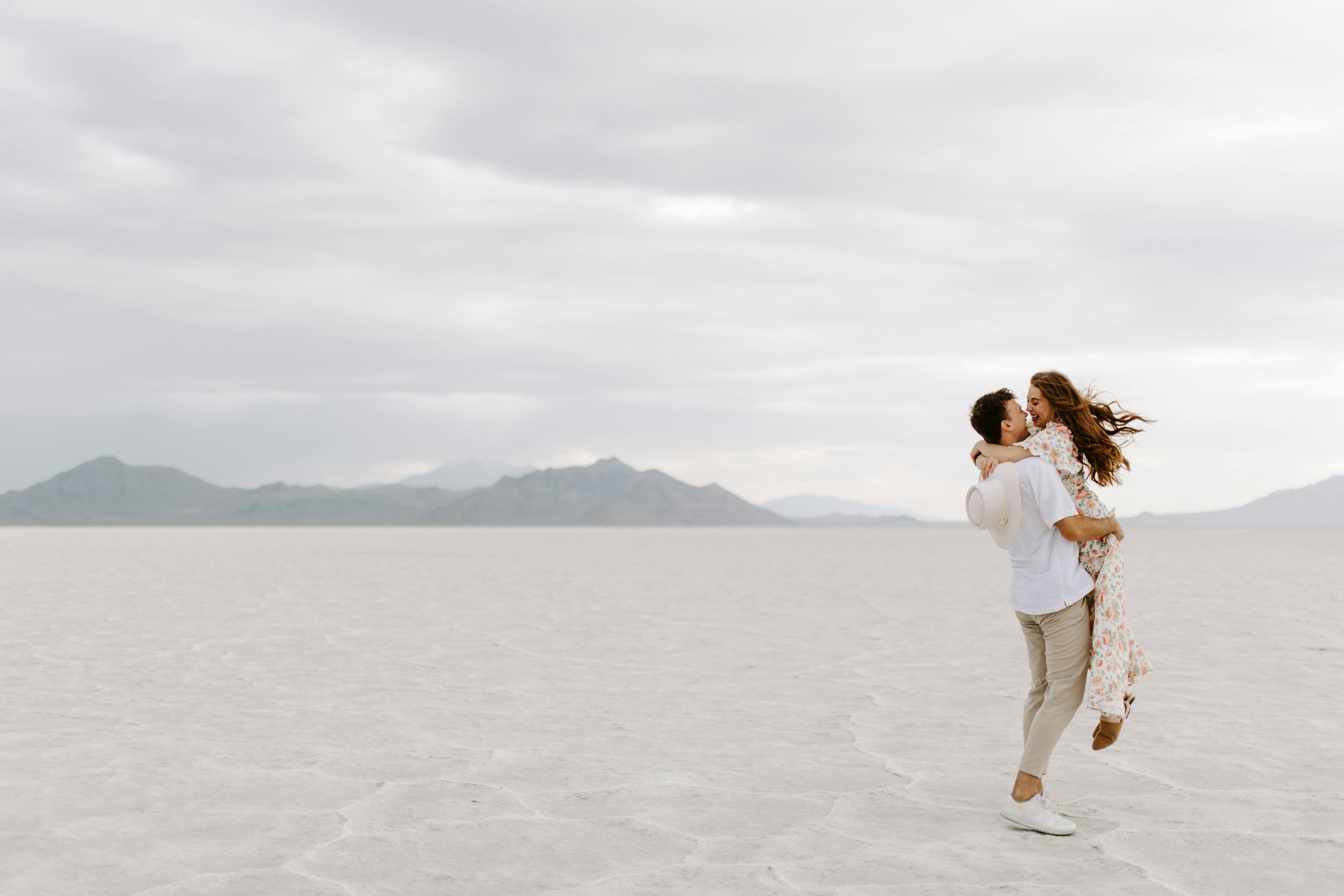 A couple embracing in a white sand desert | Source: Pexels