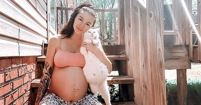 A pregnant woman poses with her pregnant rescue cat. | Photo: twitter.com/mamamaners