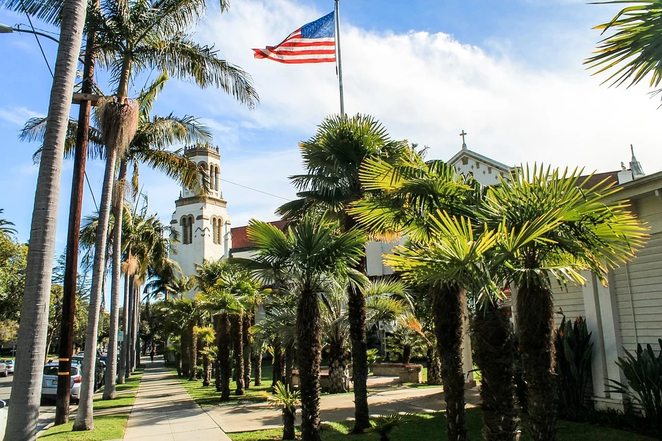 Fotografía de una calle con árboles en Santa Bárbara, California. | Foto: Pixabay Fotografía de una calle con árboles en Santa Bárbara, California. | Foto: Pixabay