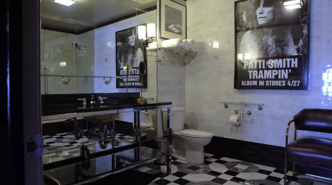 Johnny Depp and Amber Heard's black and white themed bathroom. / Source: YouTube/@ThePropertyCountdown