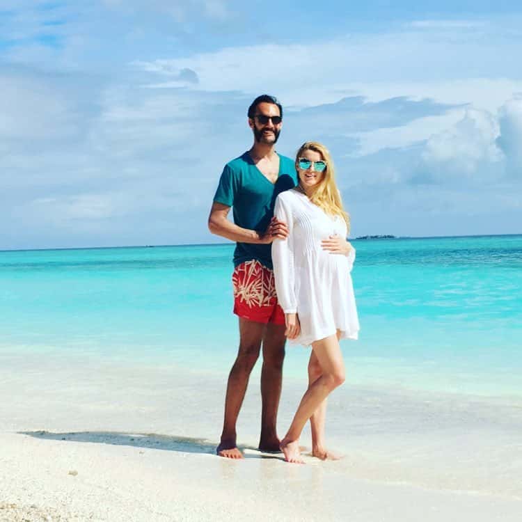 A pregnant AnnaRose King enjoying the beach with her husband, Michal Telis in July, 2016. | Photo: Facebook/ Michael Telis.