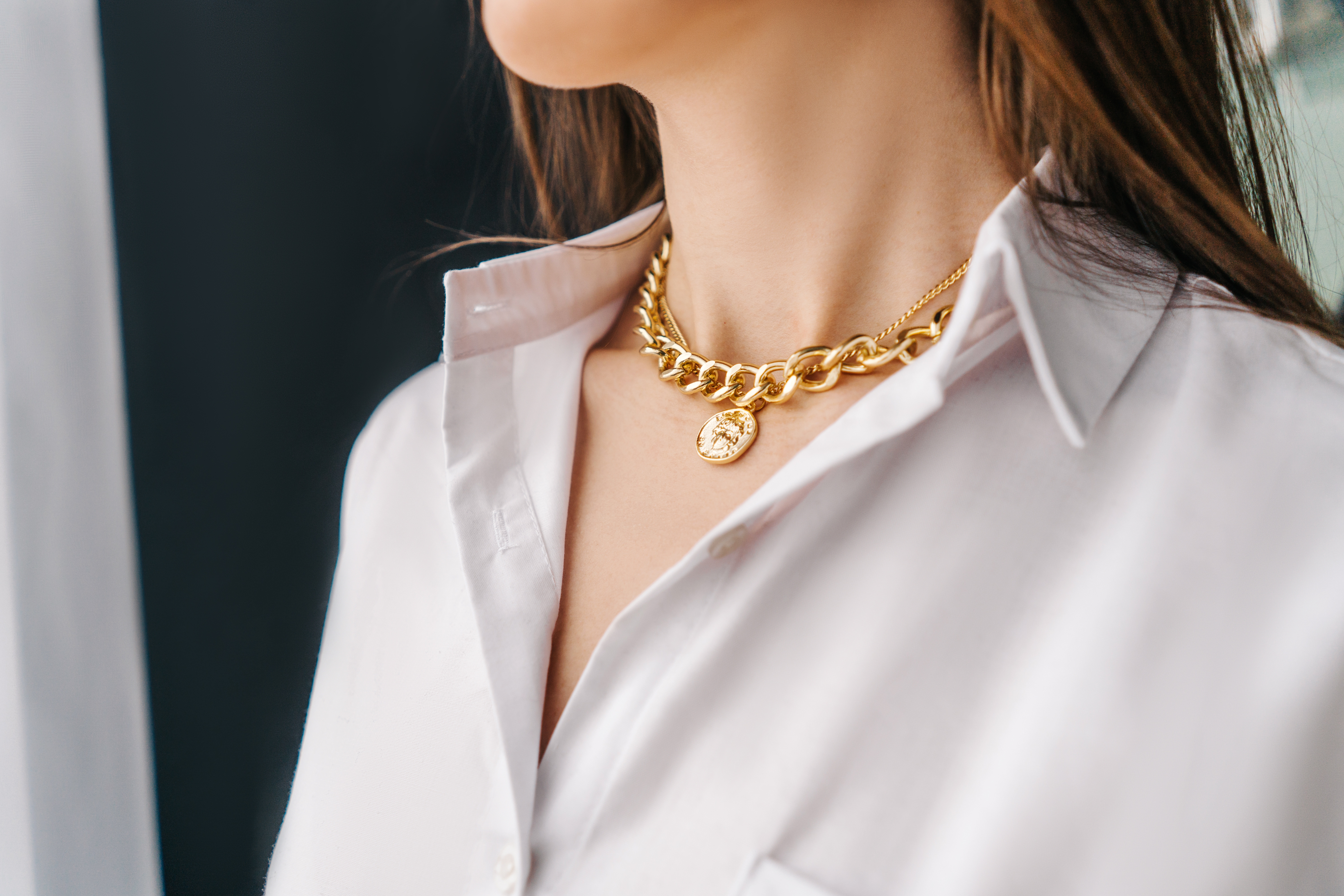 Woman wearing a necklace | Source: Shutterstock