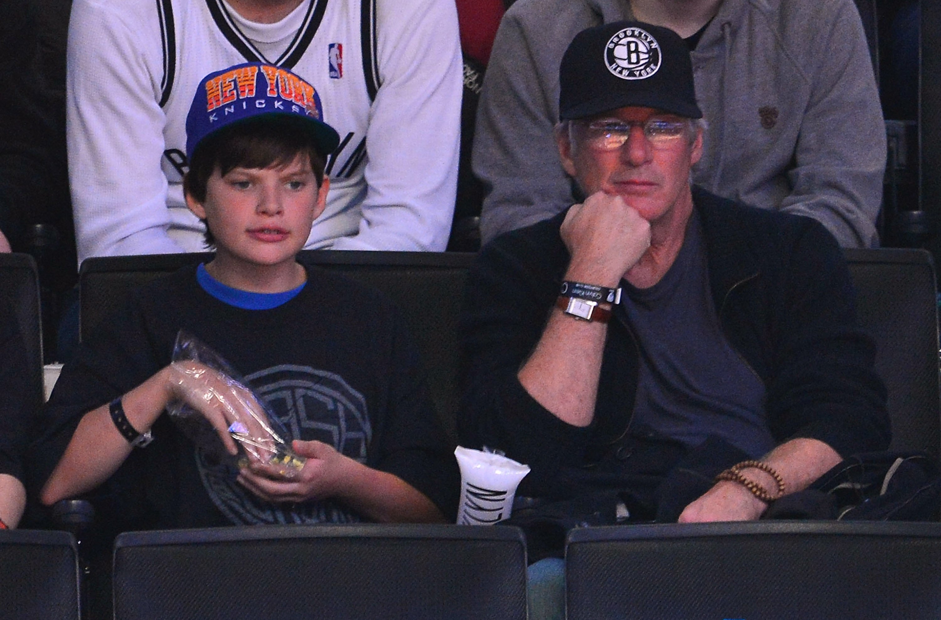 Richard Gere und Sohn Homer beim Spiel der New York Knicks gegen die Brooklyn Nets im Jahr 2012 in Brooklyn. | Quelle: Getty Images