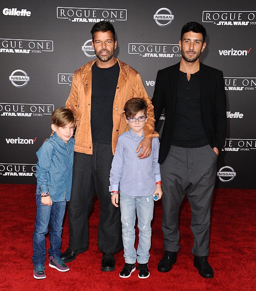 Ricky Martin, Jwan Yosef et ses fils Matteo Martin et Valentino Martin au Pantages Theatre le 10 décembre 2016 à Hollywood, Californie. | Photo : Getty Images Ricky Martin, Jwan Yosef et ses fils Matteo Martin et Valentino Martin au Pantages Theatre le 10 décembre 2016 à Hollywood, Californie. | Photo : Getty Images