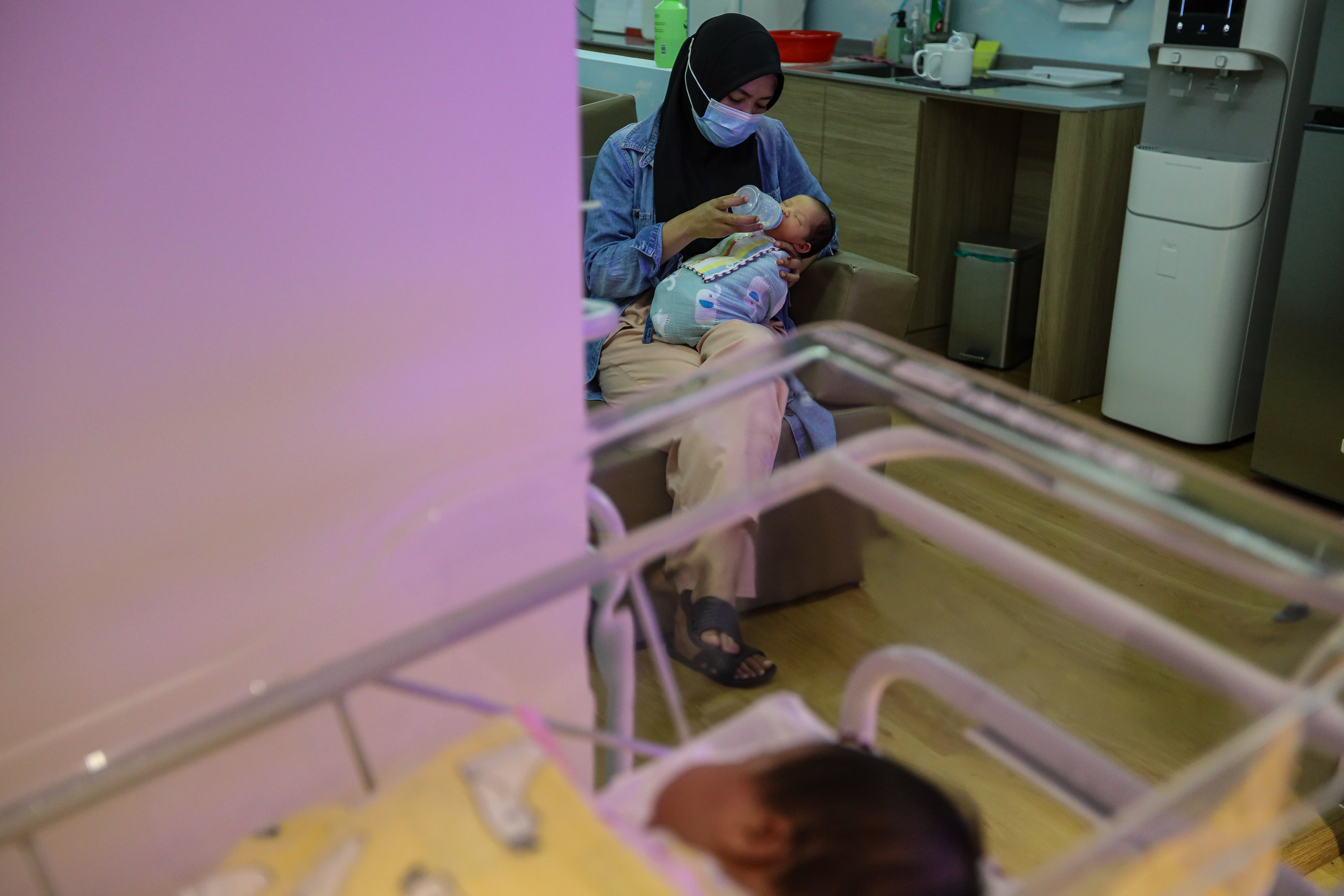Une infirmière porte un nouveau-né.| Photo : Getty Images