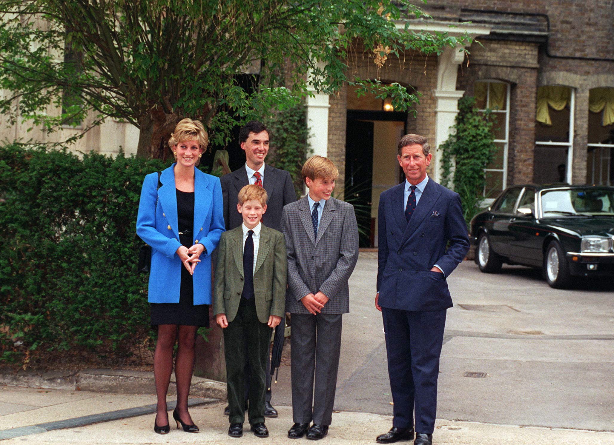 Charles y Lady Di y los príncipes Harry y William en su primer día en Eton. | Foto: Getty Images