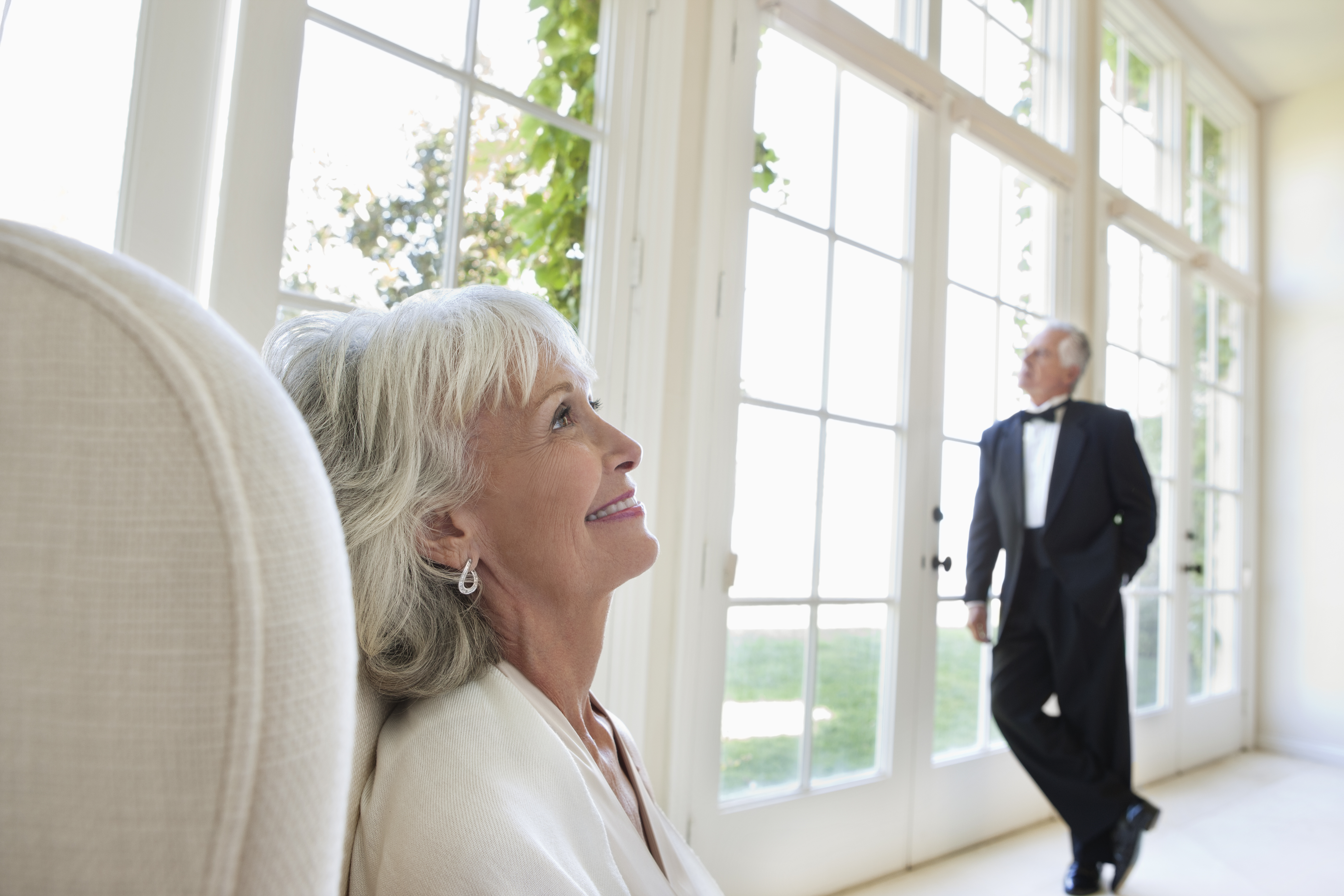 Well-dressed senior couple in living room | Source: Getty Images