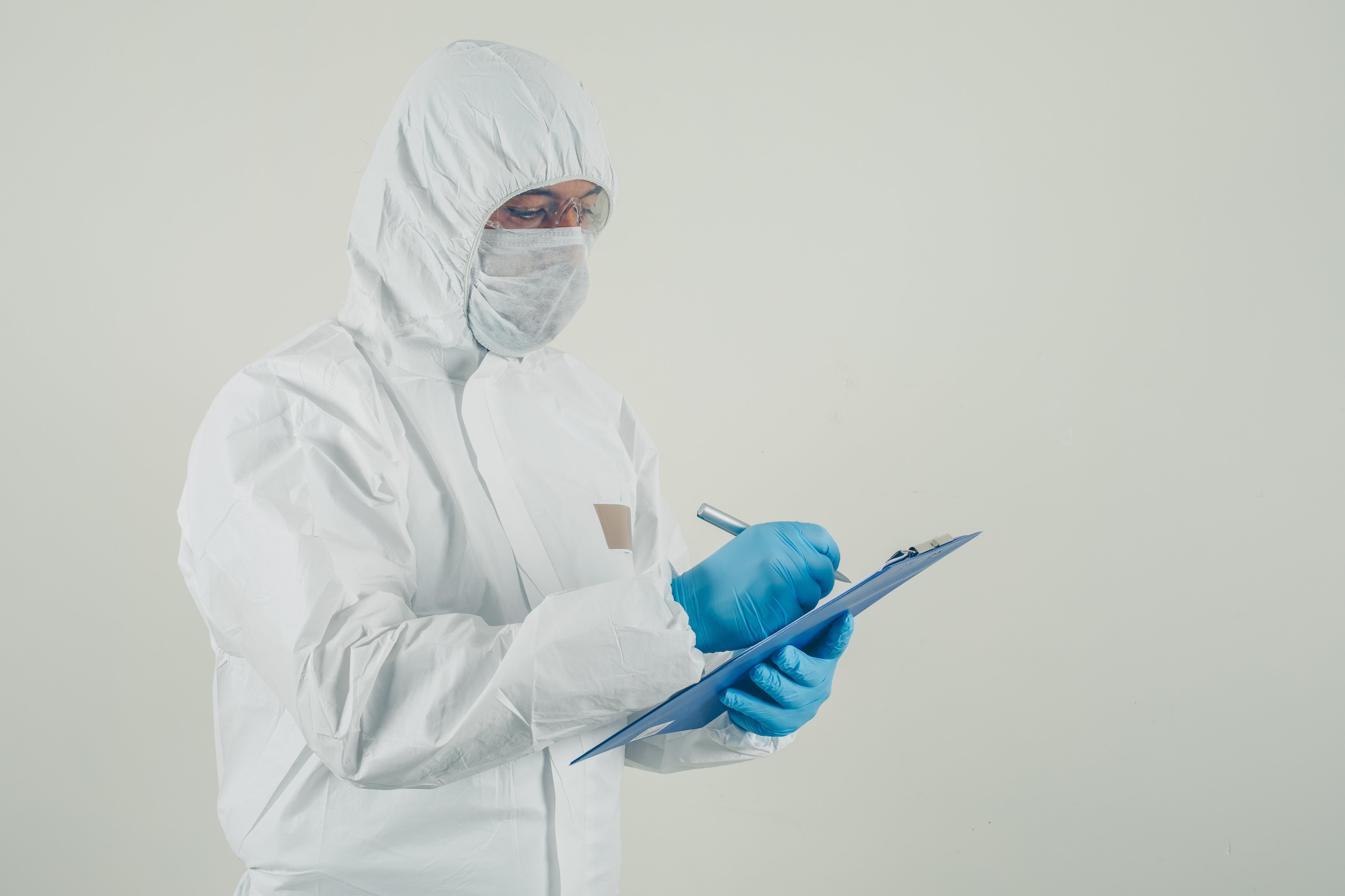 Médico con mascarilla y guantes.│ Foto: freepik