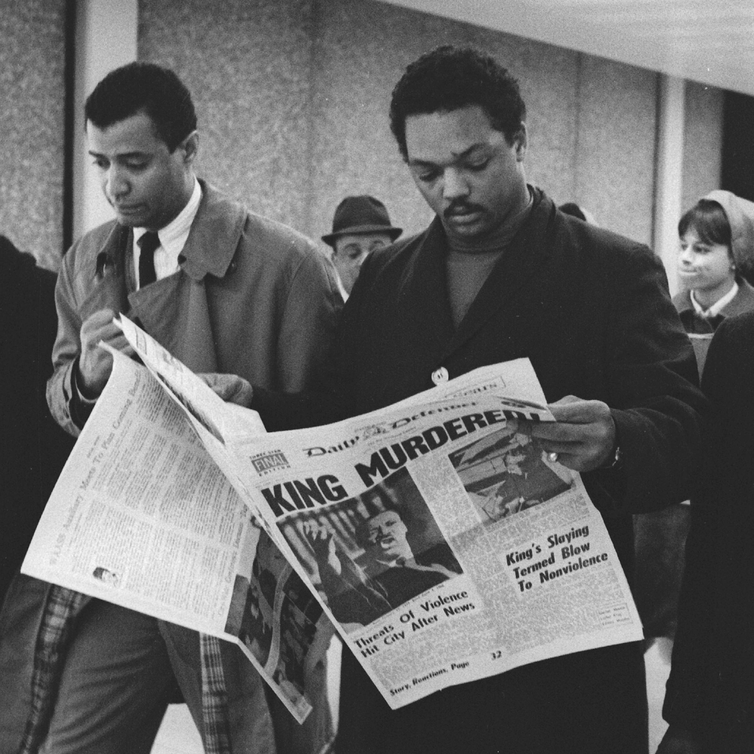 Jesse Jackson holds a copy of the Daily Defender newspaper, which features the headline "King Murdered!," on April 5, 1968 | Source: Getty Images