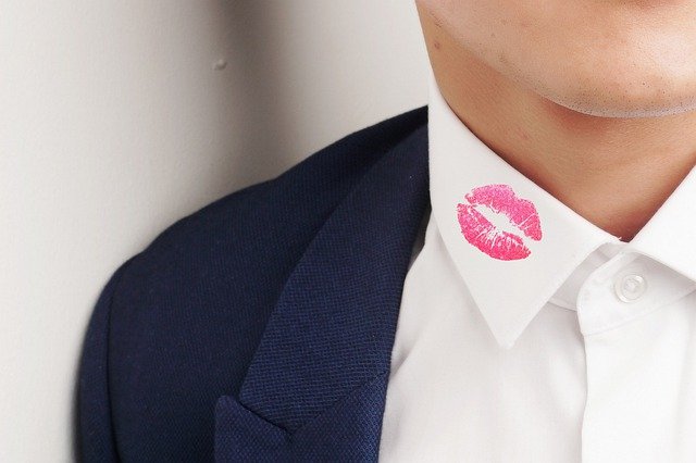 Hombre con una marca de labial en su camisa. │ Foto: Pixabay