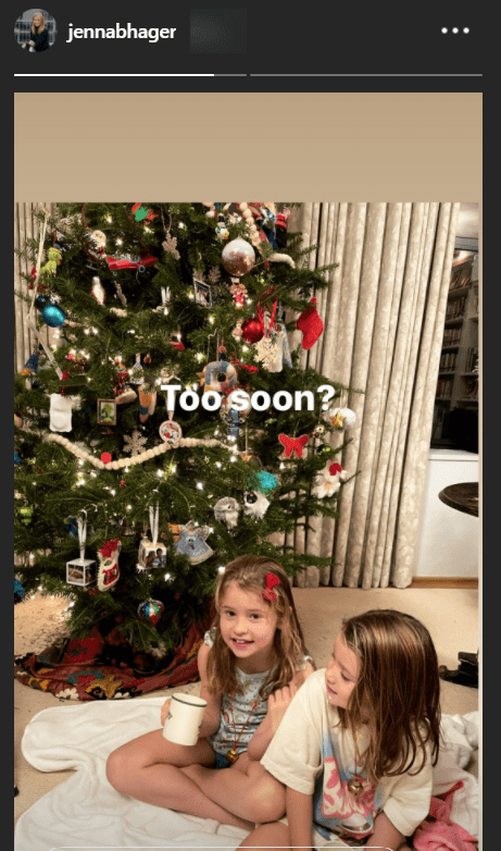 Jenna Hager's duaghters, Mila and Poppy, seated on the floor and in front of a decorated Christmas tree on Hager's Instagram story | Photo: Instagram / jennabhager