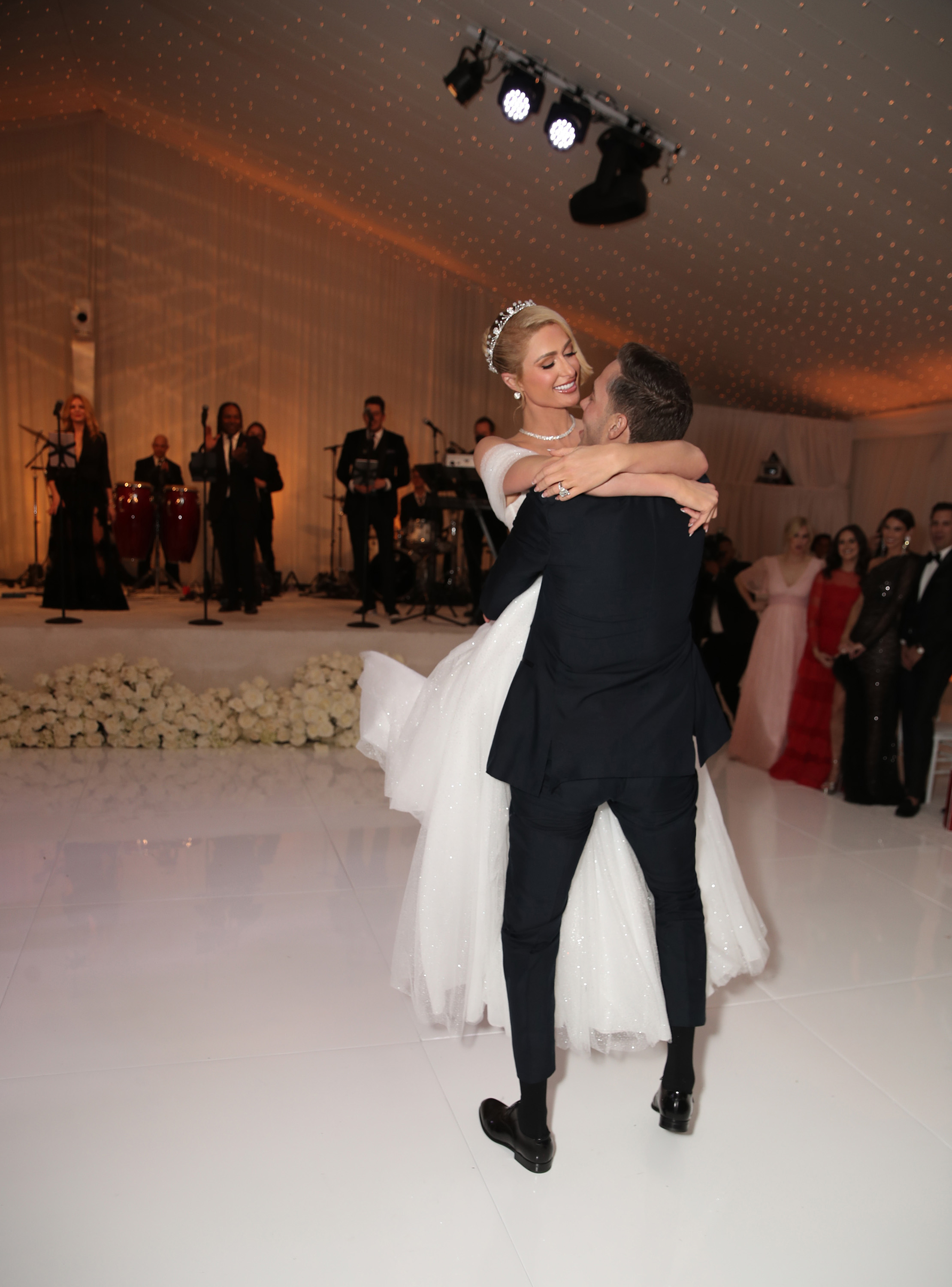 Carter Reum and Paris Hilton on their wedding day on November 11, 2021 | Source: Getty Images