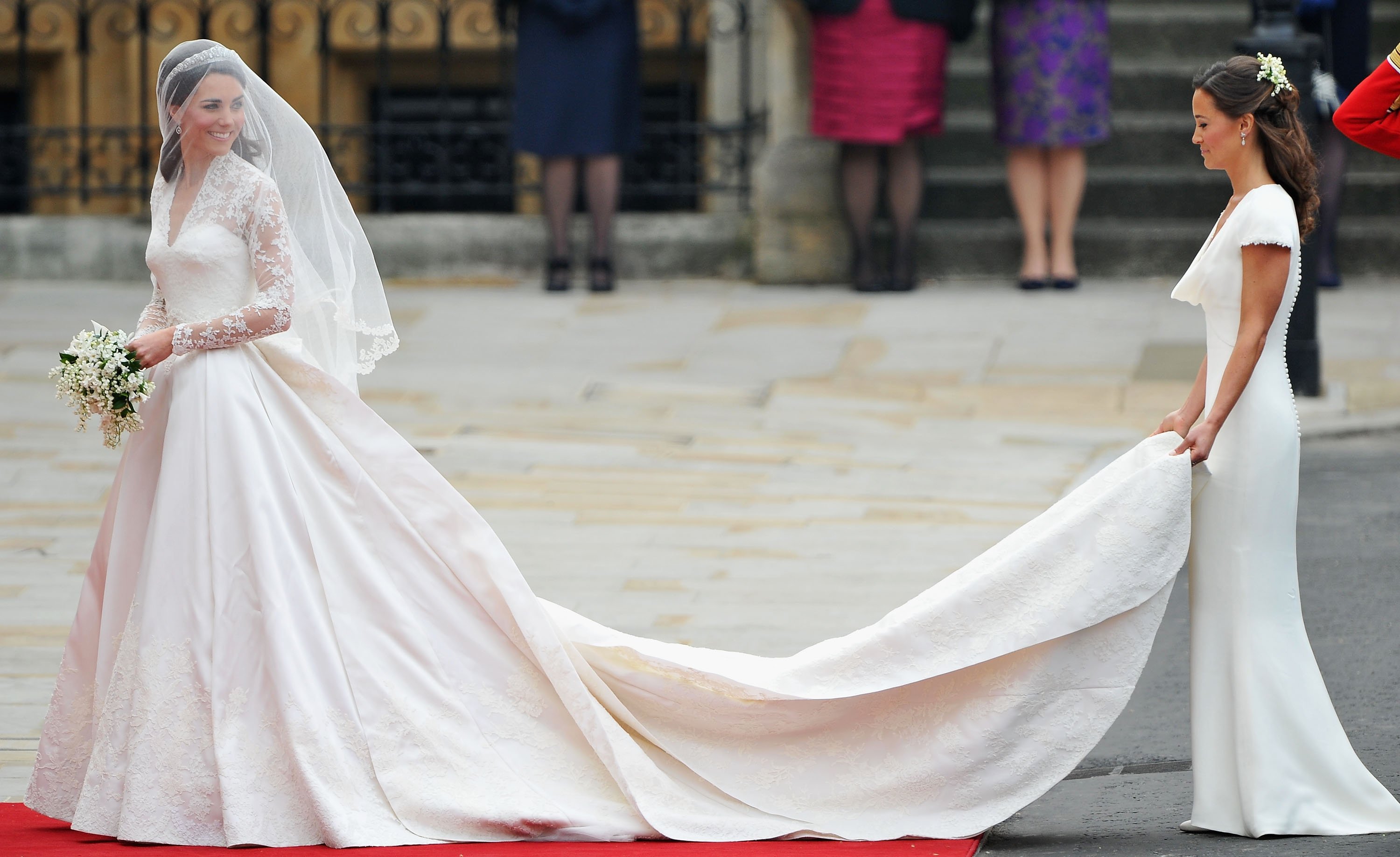 Kate Middleton with Pippa Middleton as her Maid of Honor holding her dress before walking into Westminster Abbey to attend the royal wedding on April 29, 2011 in London, England ┃Source: Getty Images