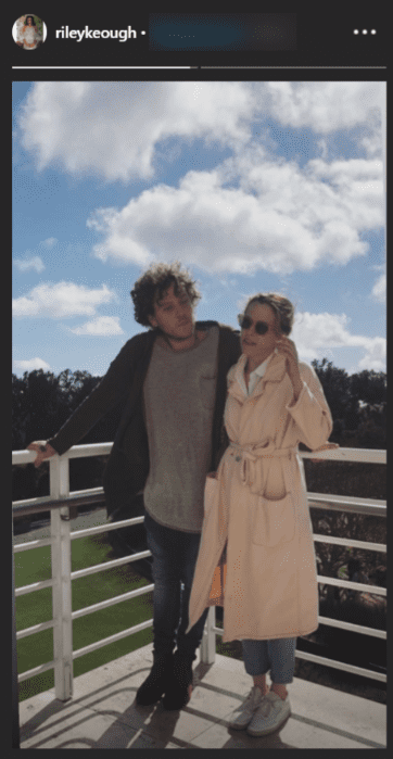 Riley and Benjamin Keough resting on a white railing. | Photo: Instagram/@Rileykeough