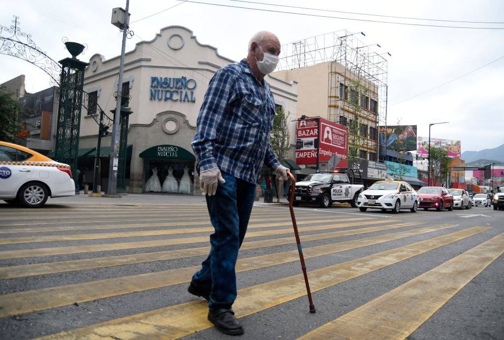 Adulto mayor cruzando la Avenida Juárez, en Monterrey, México. Abril, 2020. | Foto: Getty Images