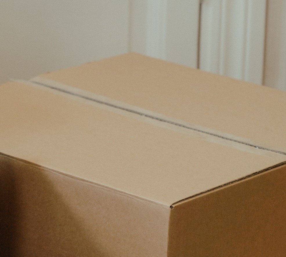 Una caja de cartón cerrada. | Foto: Pexels
