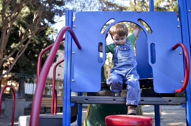 Niño jugando en un parque infantil. Fuente: Pixabay Niño jugando en un parque infantil. Fuente: Pixabay