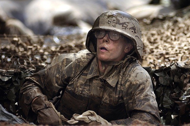 Mujer militar en el fango. Fuente: Pixabay