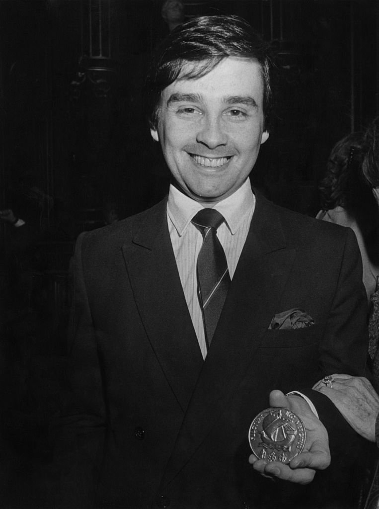 Thierry Le Luron (1952 - 1986) après avoir reçu la Grande Médaille de Vermeil. | Photo : Getty Images