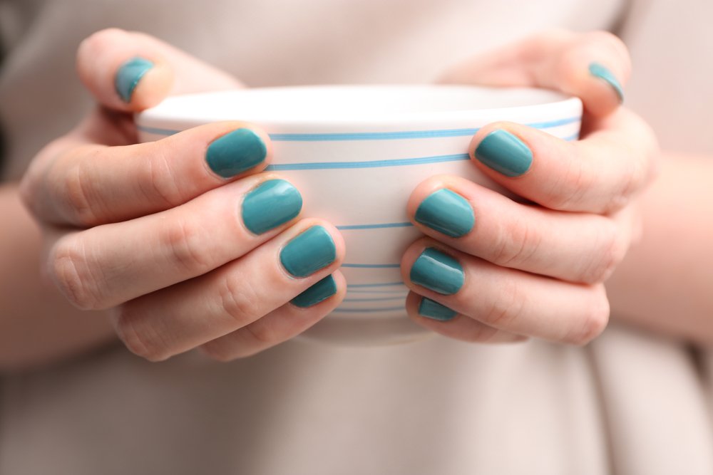 Manos sosteniendo una taza de café. | Foto: Shutterstock