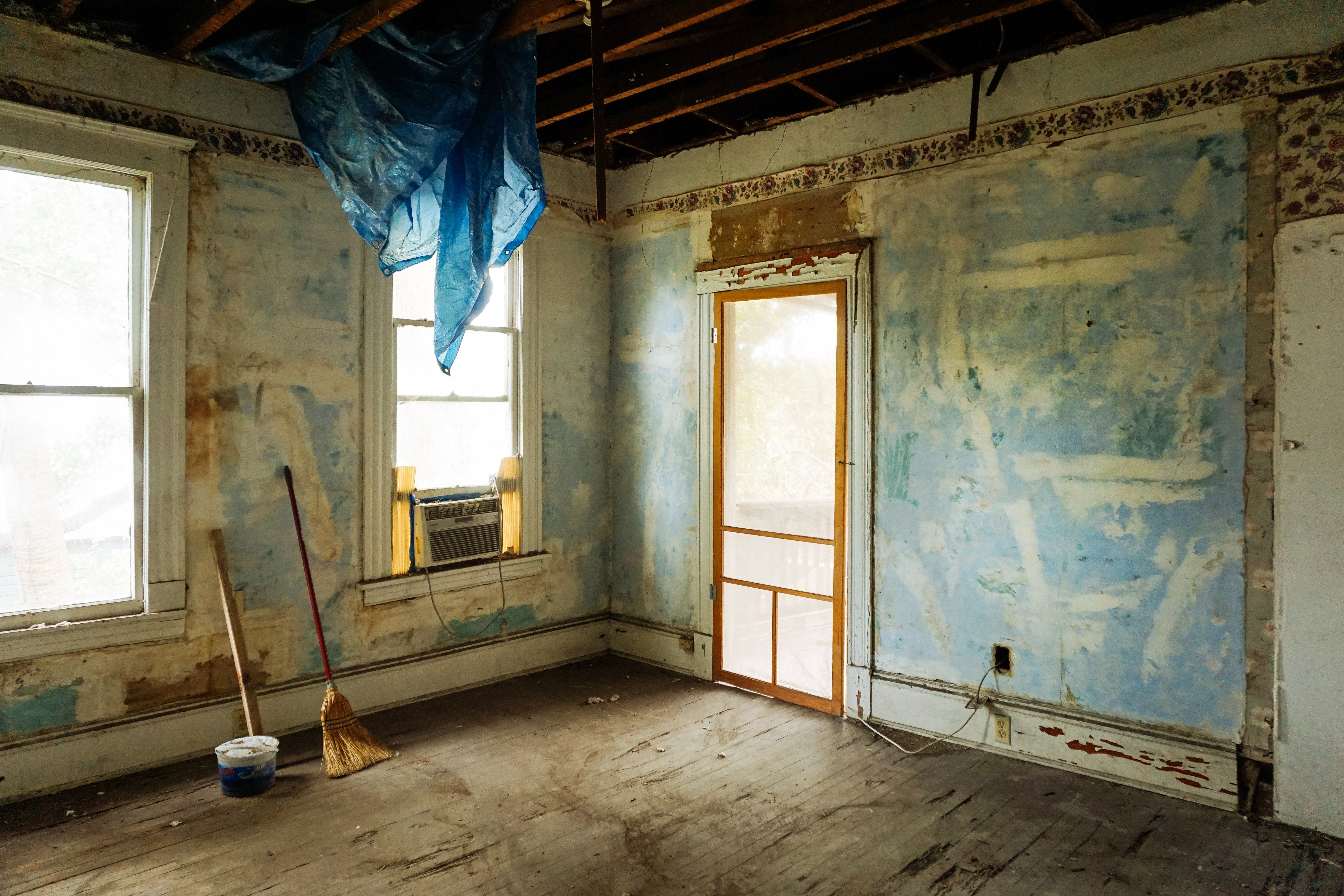 Adam was surprised to see their house abandoned. | Photo: Pexels