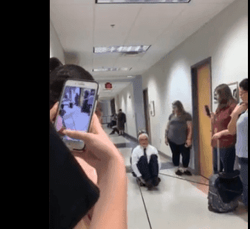 Professor, David Wright, teaching his students Physics by demonstrating his lessons | Photo: Twitter/@it'sErica