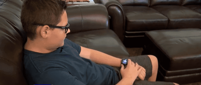 Austin Hardison manipulating his smartwatch | Source: YouTube/ABC15 Arizona
