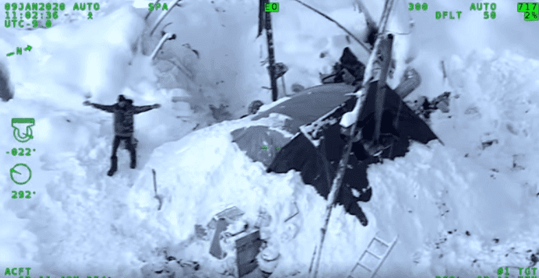 A 30-year-old Alaska man, Tyson Steele trapped on a mountain | Photo: Facebook/Alaska State Troopers