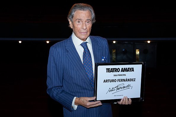 Arturo Fernández recibe un homenaje en el Teatro Amaya el 15 de diciembre de 2018 en Madrid, España | Foto: Getty Images