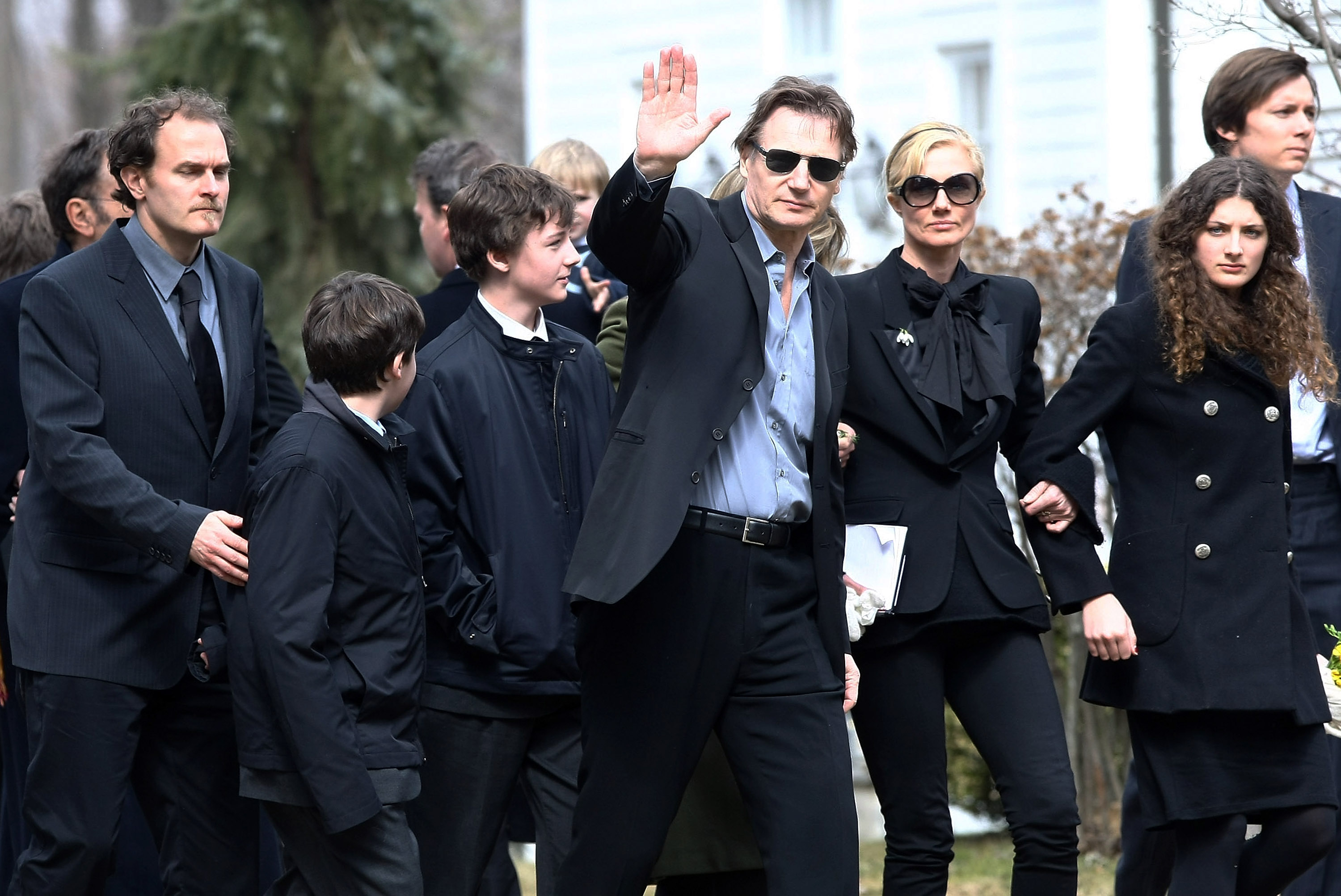 Liam Neeson (waving) with (L-R) screenwriter Carlo Gabriel Nero, son Daniel Neeson, son Micheal Neeson, sister Joely Richardson, and niece Daisy Bevan arrive for the funeral of actress Natasha Richardson at St. Peter's Lithgow Episcopal Church on March 22, 2009, in New York | Source: Getty Images