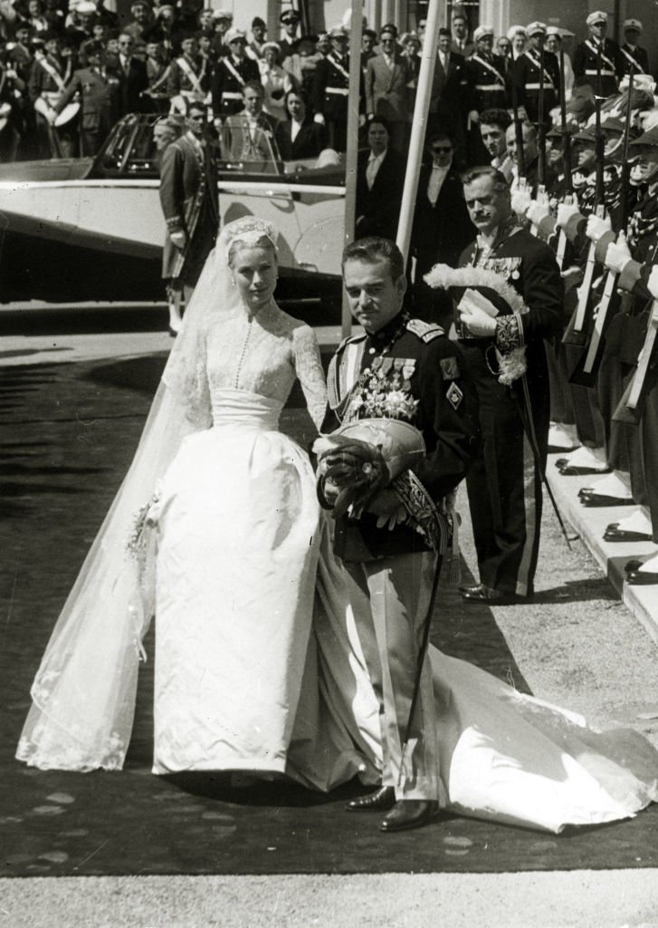 Le Prince Rainier et Grace Kelly lors de leur premier jour de mariage le 18 avril 1956. l Source : Getty Images