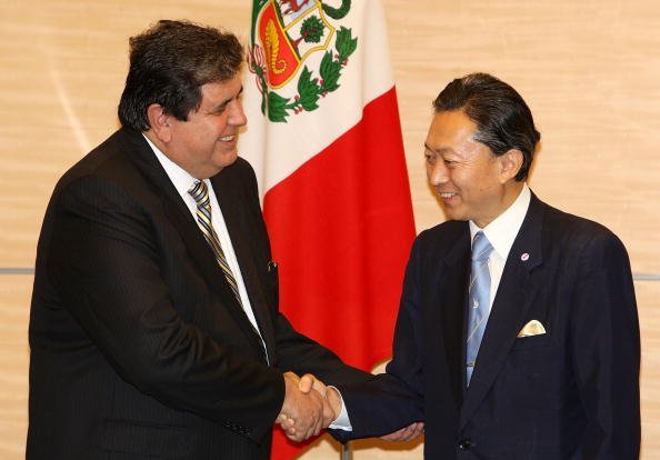 Alan Garcia and Yukio Hatoyama at Hatoyama's official residence on November 10, 2009 in Tokyo, Japan | Source: Getty Images