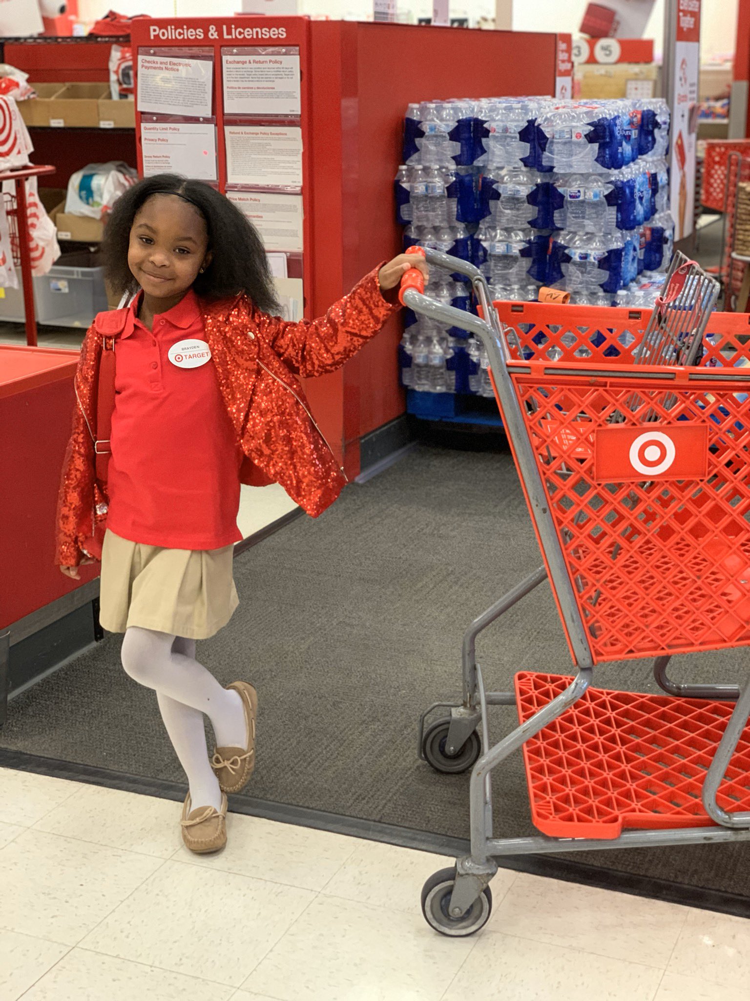 Brayden Lawrence celebrating her 8th birthday at Target. | Photo: Twitter/rikdrip