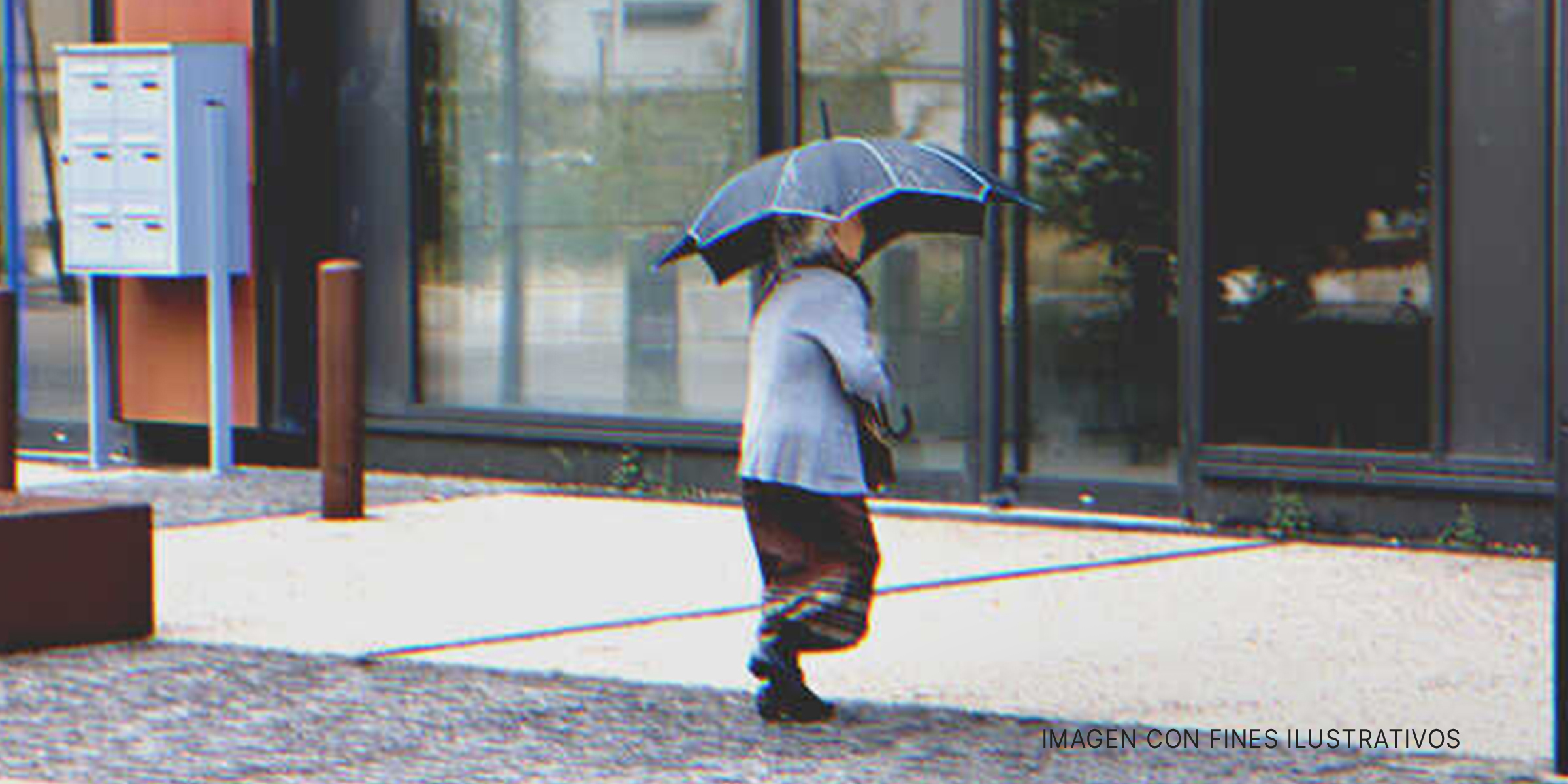 Mujer con paraguas | Foto: Shutterstock