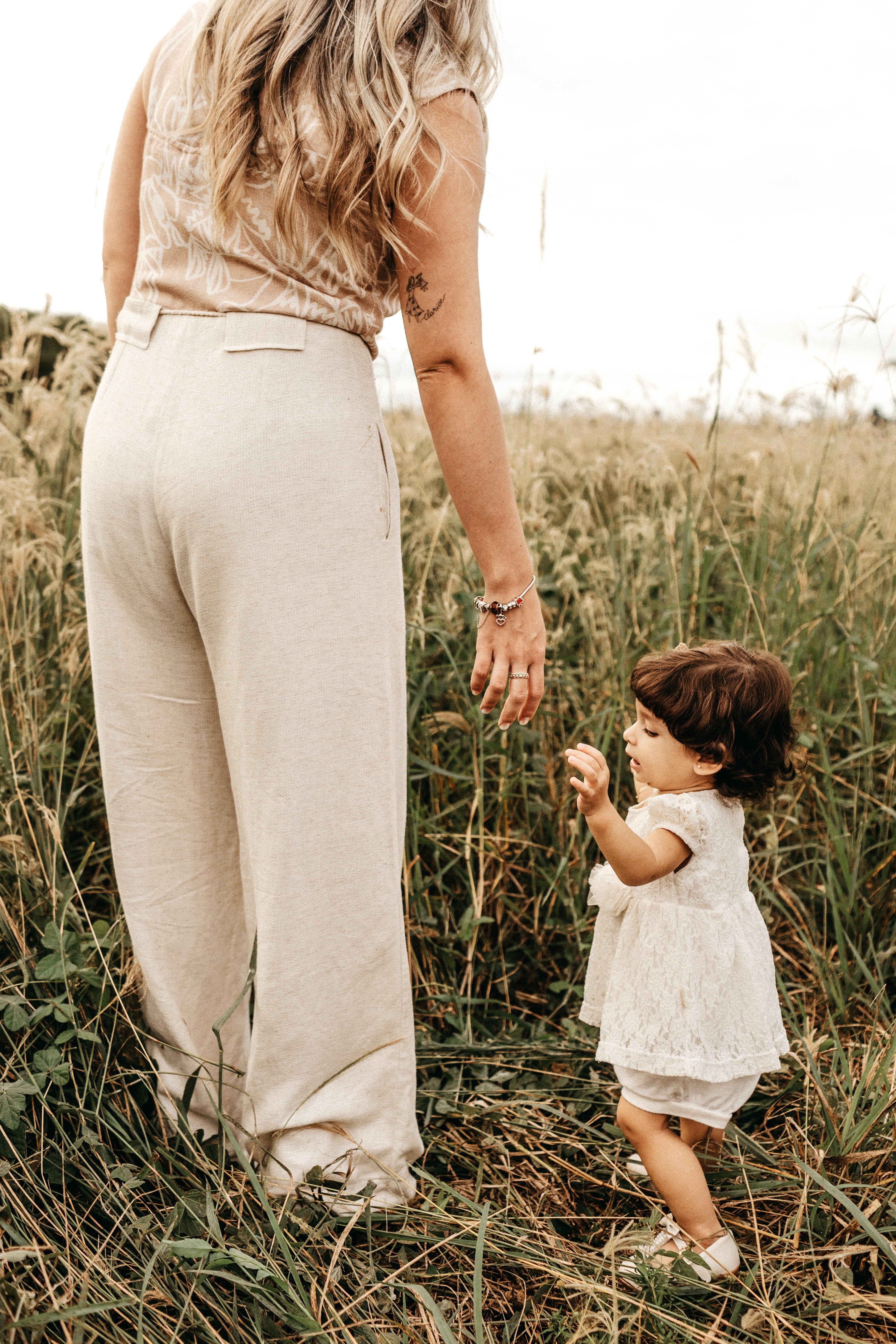 Woman and little girl | Source: Unsplash
