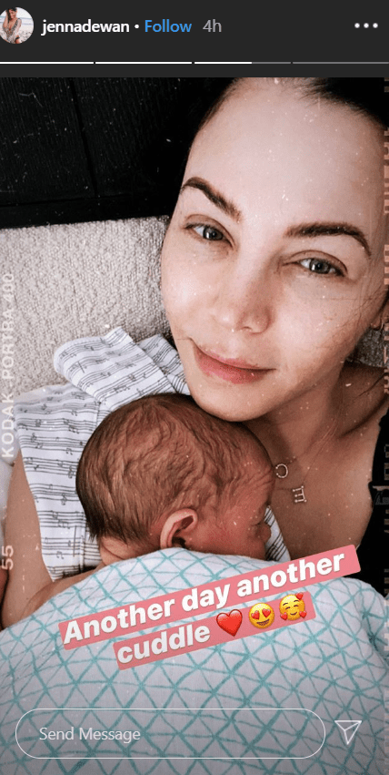 Jenna Dewan cuddling baby Callum on March 19, 2020 | Photo: Instagram Story/jennadewan