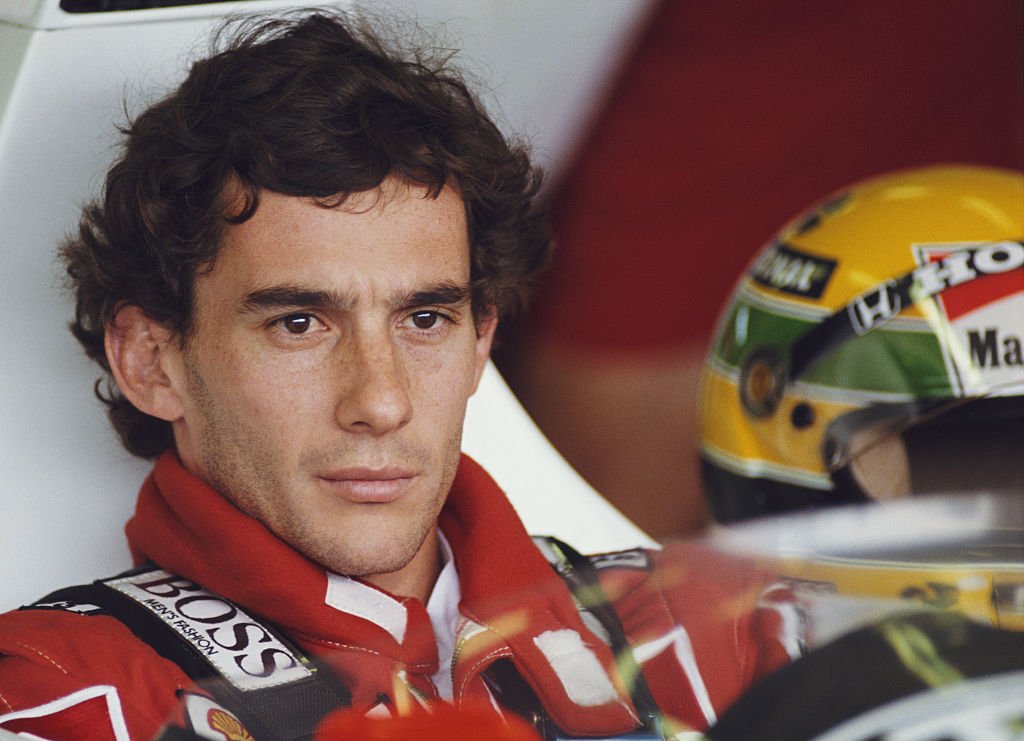 Portrait du Brésilien Ayrton Senna assis à bord de la Honda Marlboro McLaren MP4/5 Honda V10 n°1 lors des essais pour le Grand Prix de Hongrie, le 12 août 1989, sur le circuit Hungaroring, à Budapest, en Hongrie. | Photo : Getty Images.