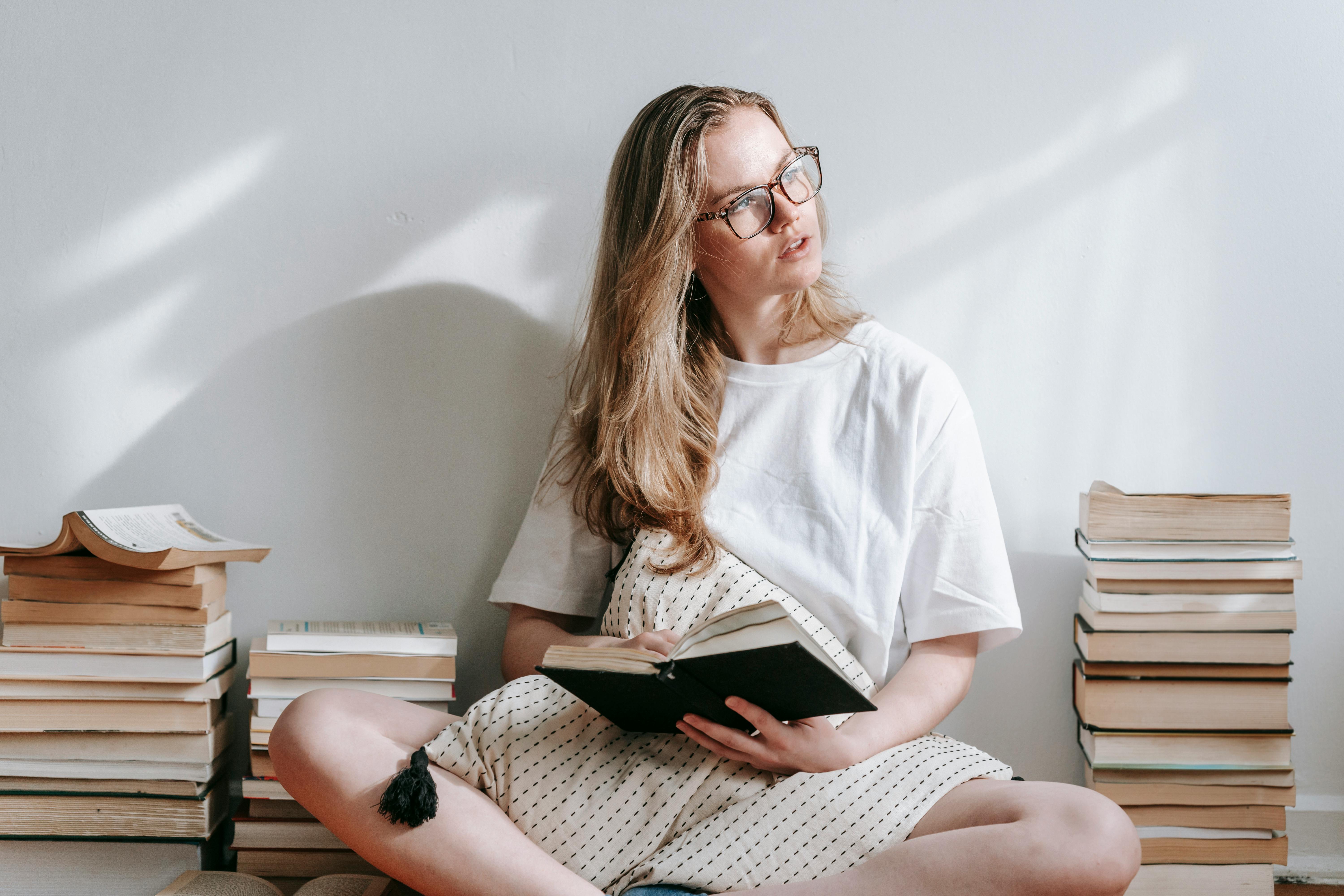 A woman studying and looking to her side | Source: Pexels