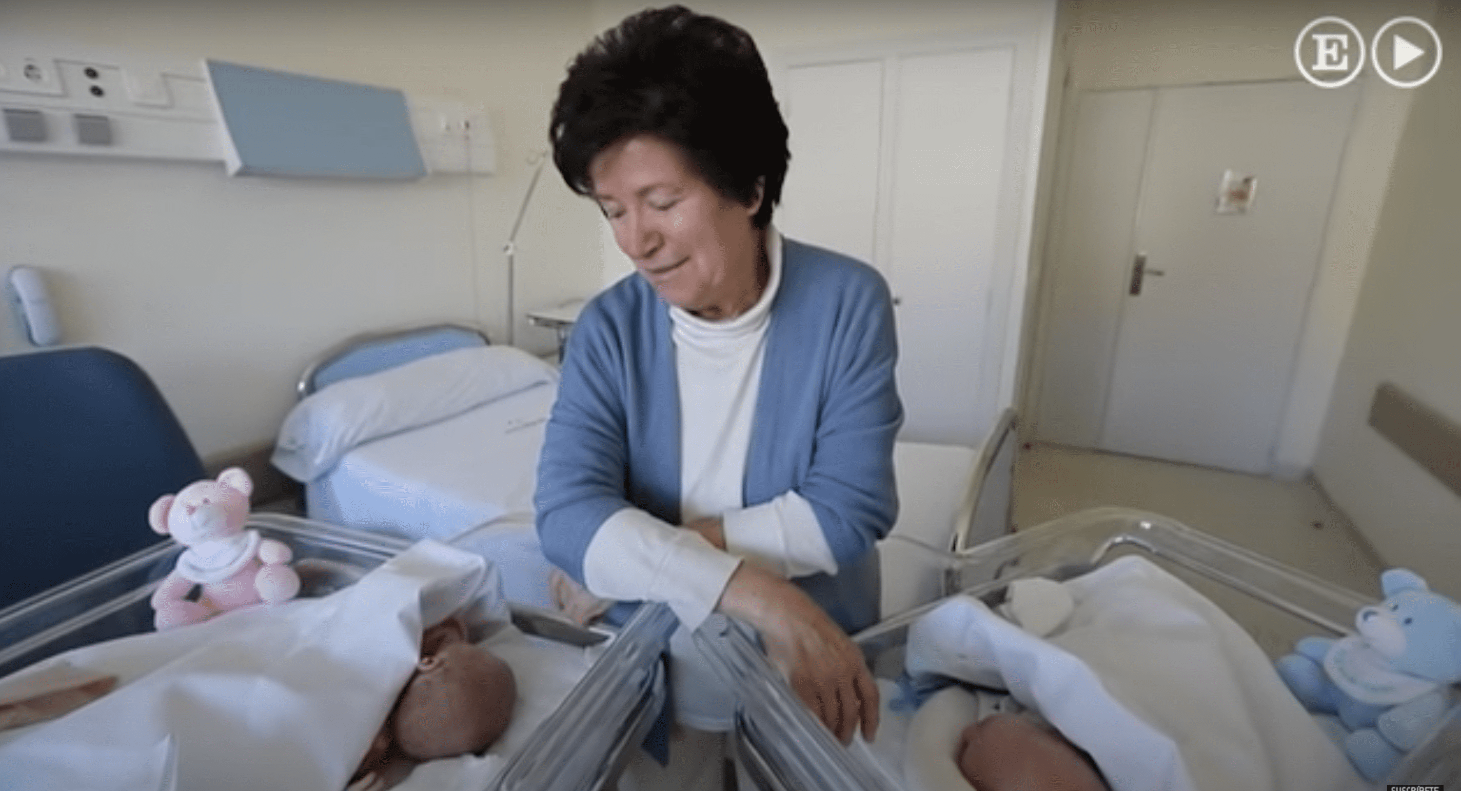 Mauricia Ibáñez watching her twins | Source: El País