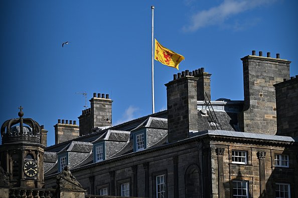 Die Royal Standard of Scotland-Flagge (auch bekannt als Royal Banner of Scotland) weht auf Halbmast, um den Tod des Herzogs von Edinburgh am Palast von Holyroodhouse am 09. April 2021 in Edinburgh zu markieren | Quelle: Getty Images