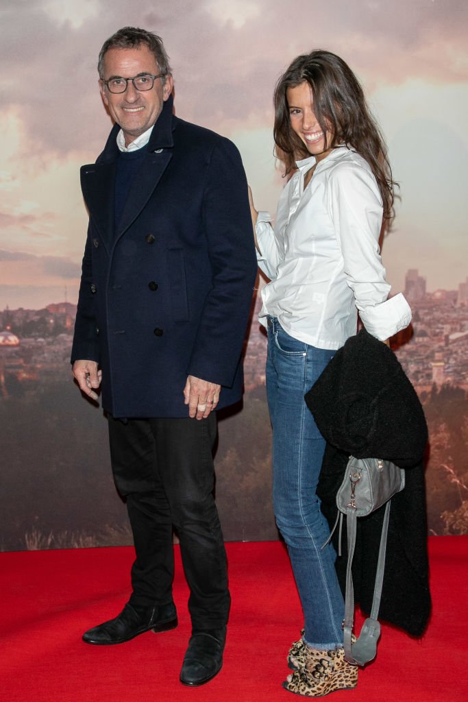 Ninon Dechavanne aux côtés de son célèbre père. l Source : Getty Images Ninon Dechavanne aux côtés de son célèbre père. l Source : Getty Images