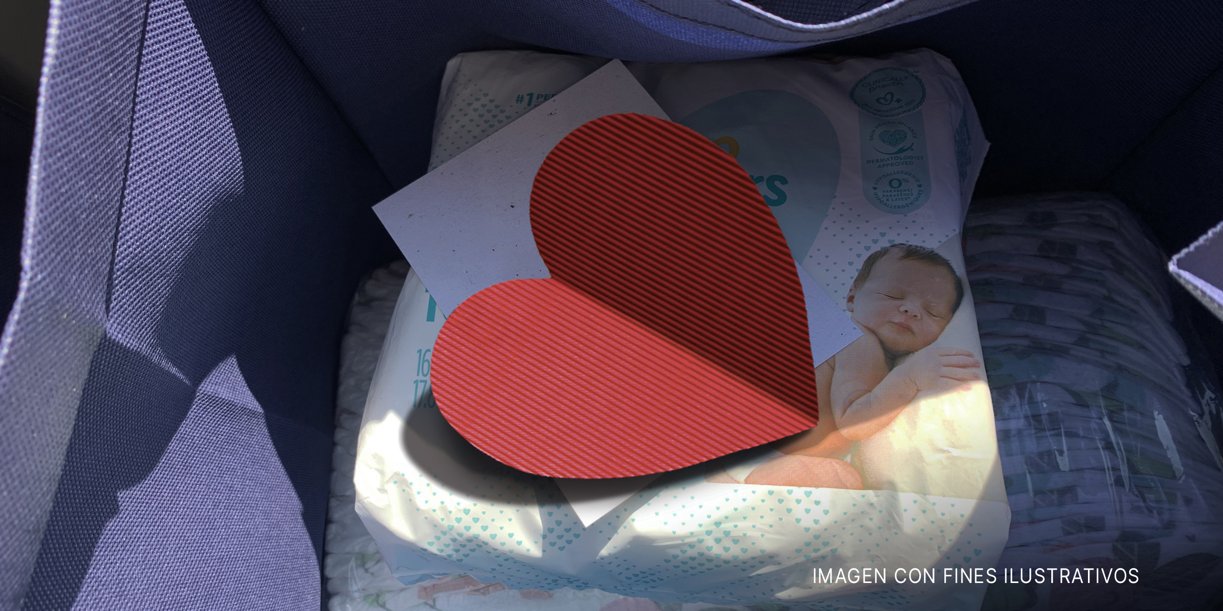 Nota en forma de corazón sobre un paquete de pañales. | Foto: Shutterstock | Flickr.com/milwaukeeva (Public Domain)
