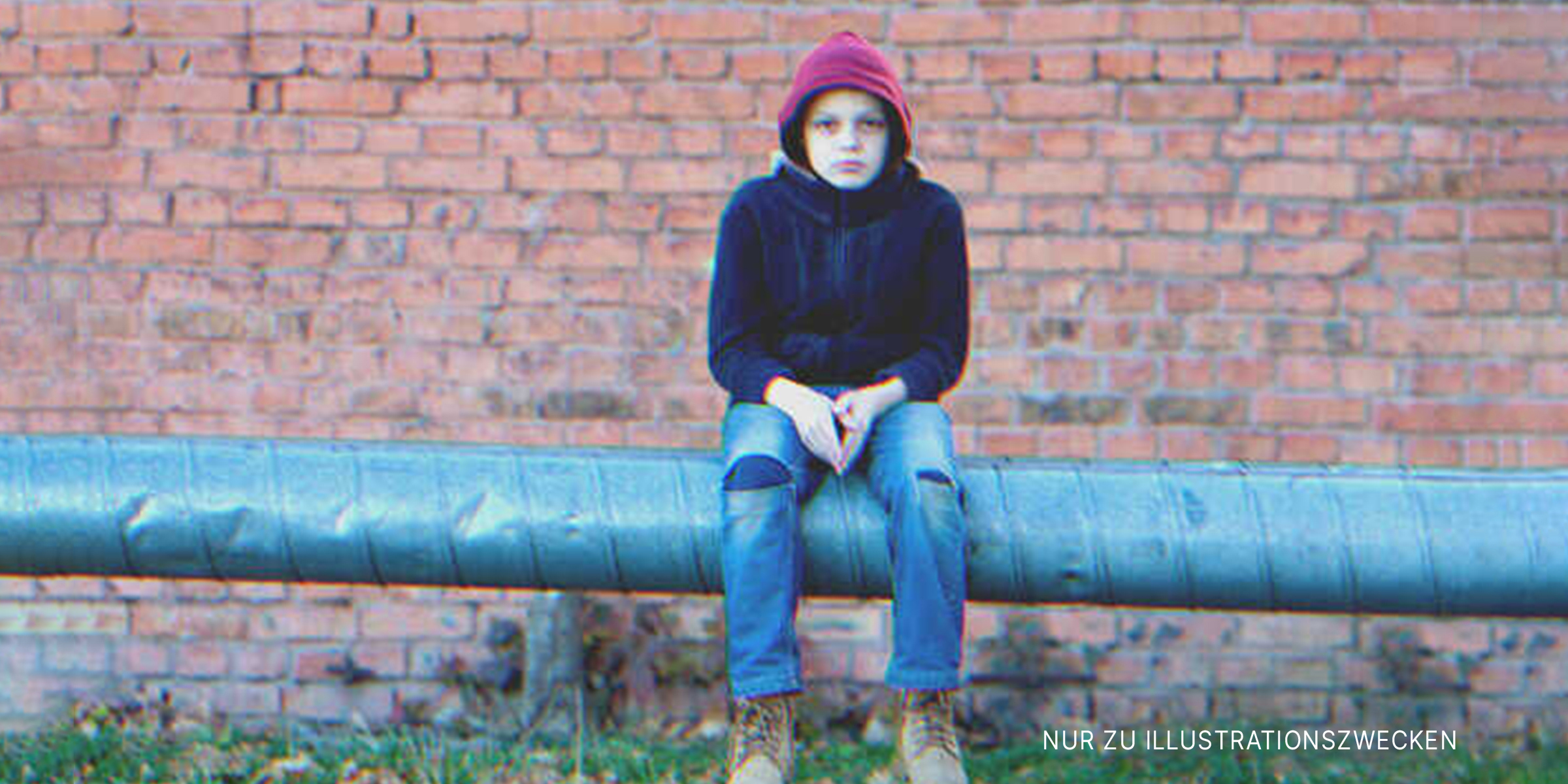 Teenager sitzt allein | Quelle: Shutterstock