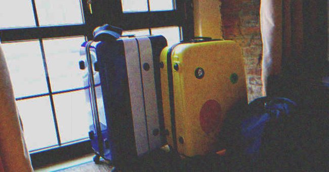 Un par de maletas descansan al lado de la puerta. | Foto: Shutterstock