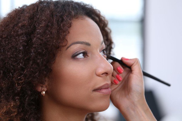 Mujer siendo maquillada. │Foto: Freepik Mujer siendo maquillada. │Foto: Freepik