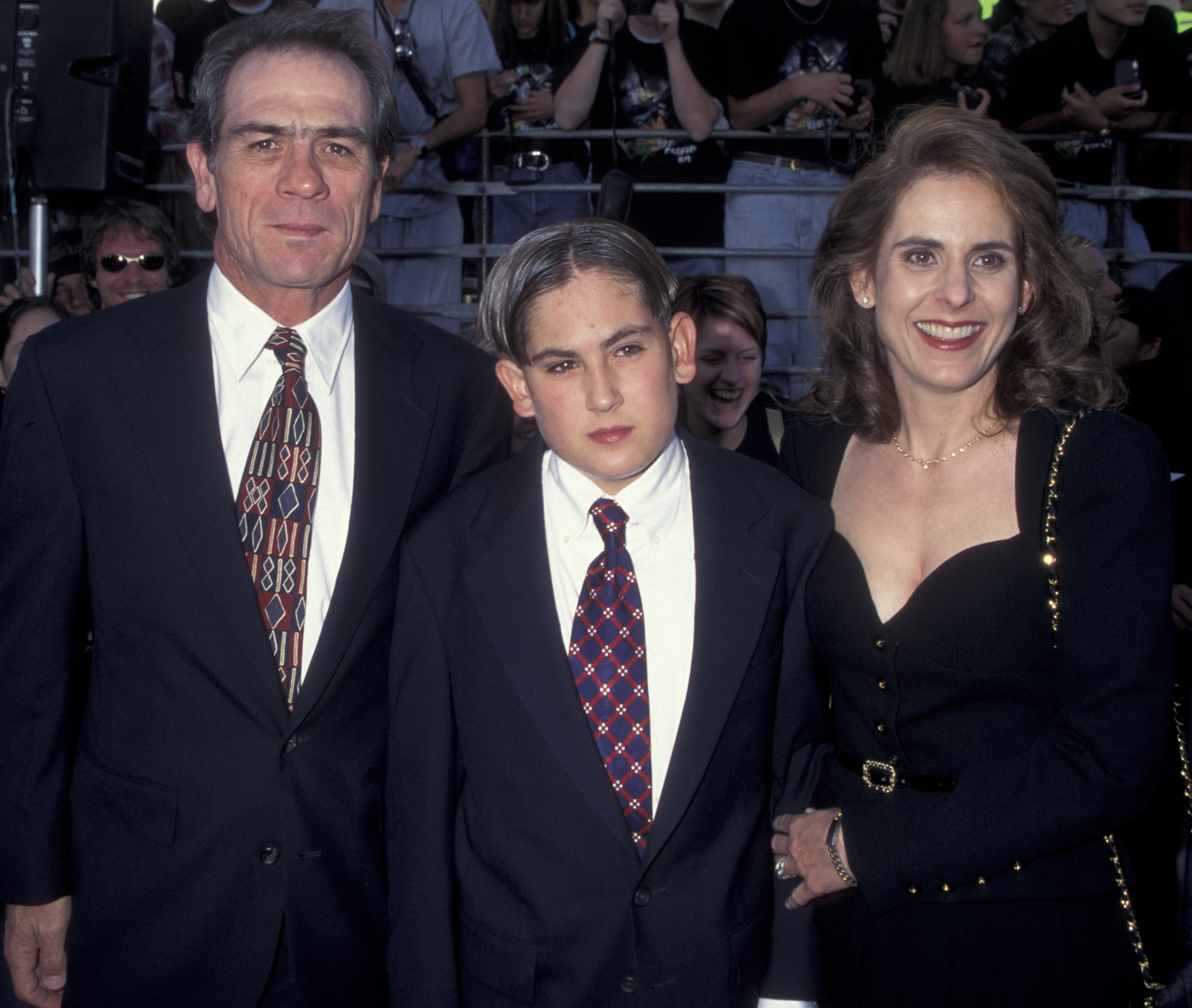 Tommy Lee Jones, his wife Kimberlea, and their son Austin, at the world premiere of "Batman Forever" on June 9, 1995, in Westwood, California | Source: Getty Images