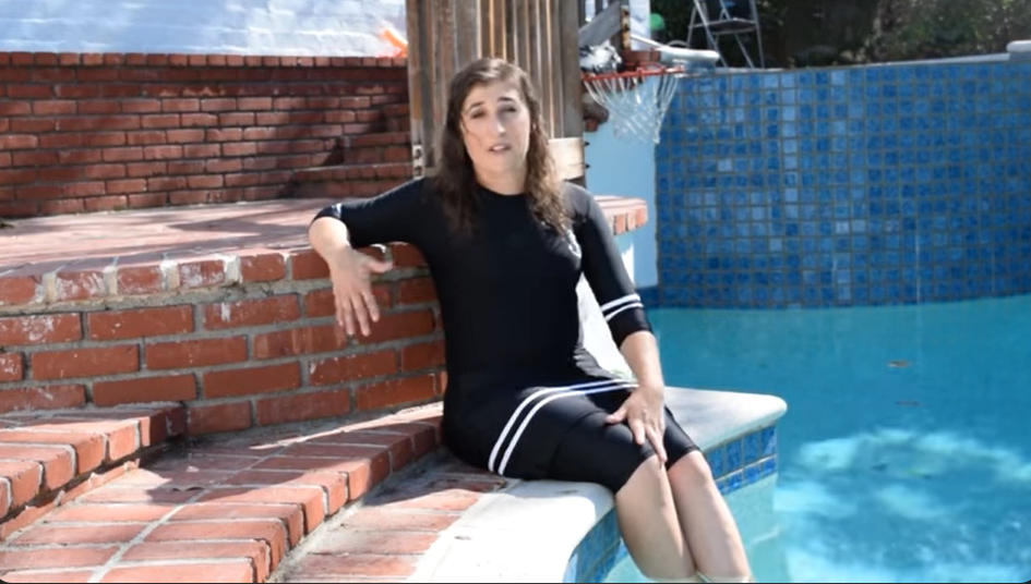 Mayim Bialik's pool from a video dated September 1, 2016 | Source: YouTube/MayimBialik