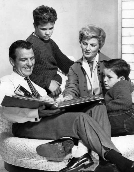 Hugh Beaumont, Tony Dow, Barbara Billingsley, and Jerry Mathers in an episode of "Leave it to Beaver." | Source: Wikimedia Commons
