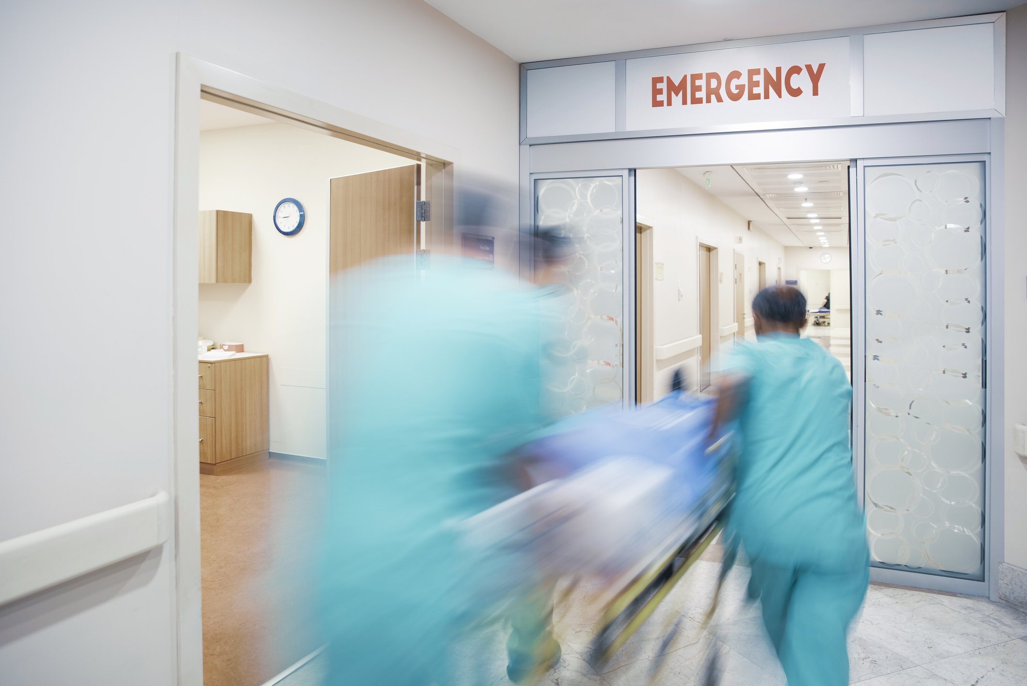 Paciente es llevado por un grupo de médicos por el pasillo de un hospital. | Foto: Getty Images