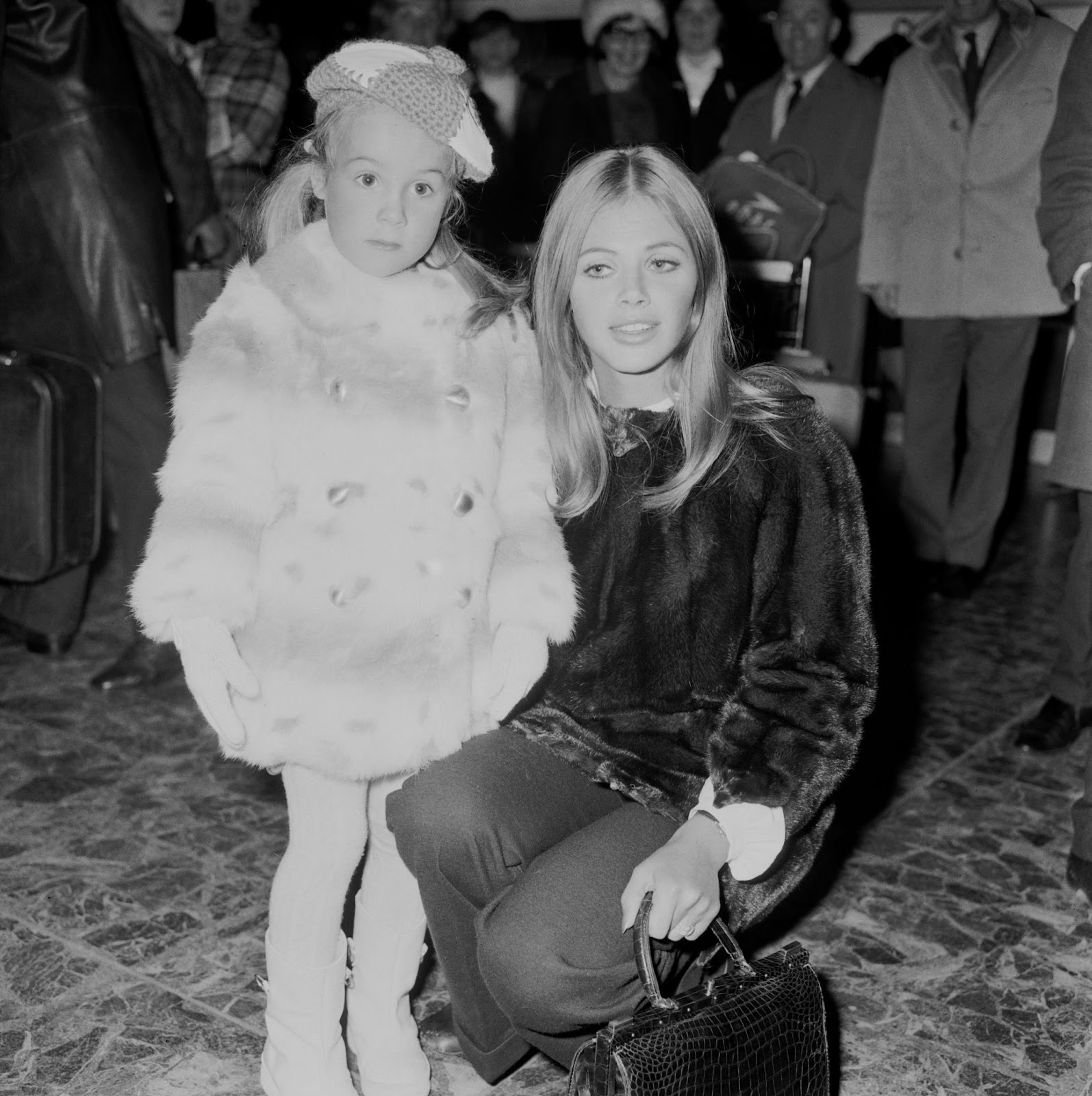 The famous Bond Girl and her daughter photographed at Heathrow Airport on December 21, 1968, in England. | Source: Getty Images